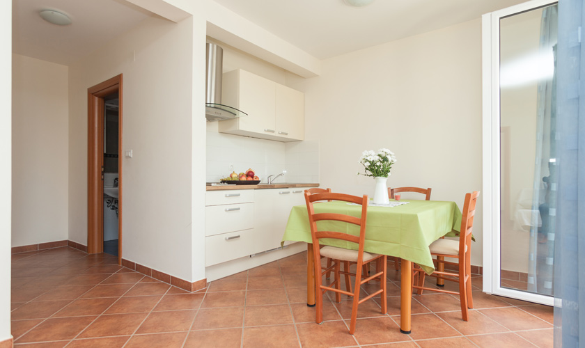 Equipped kitchen with dining table