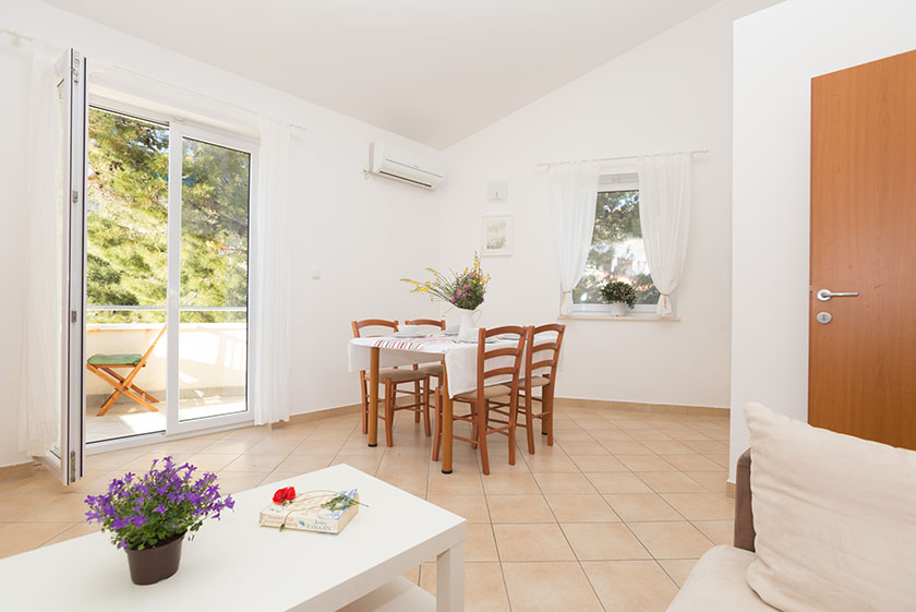 Spacious living room with the dining table